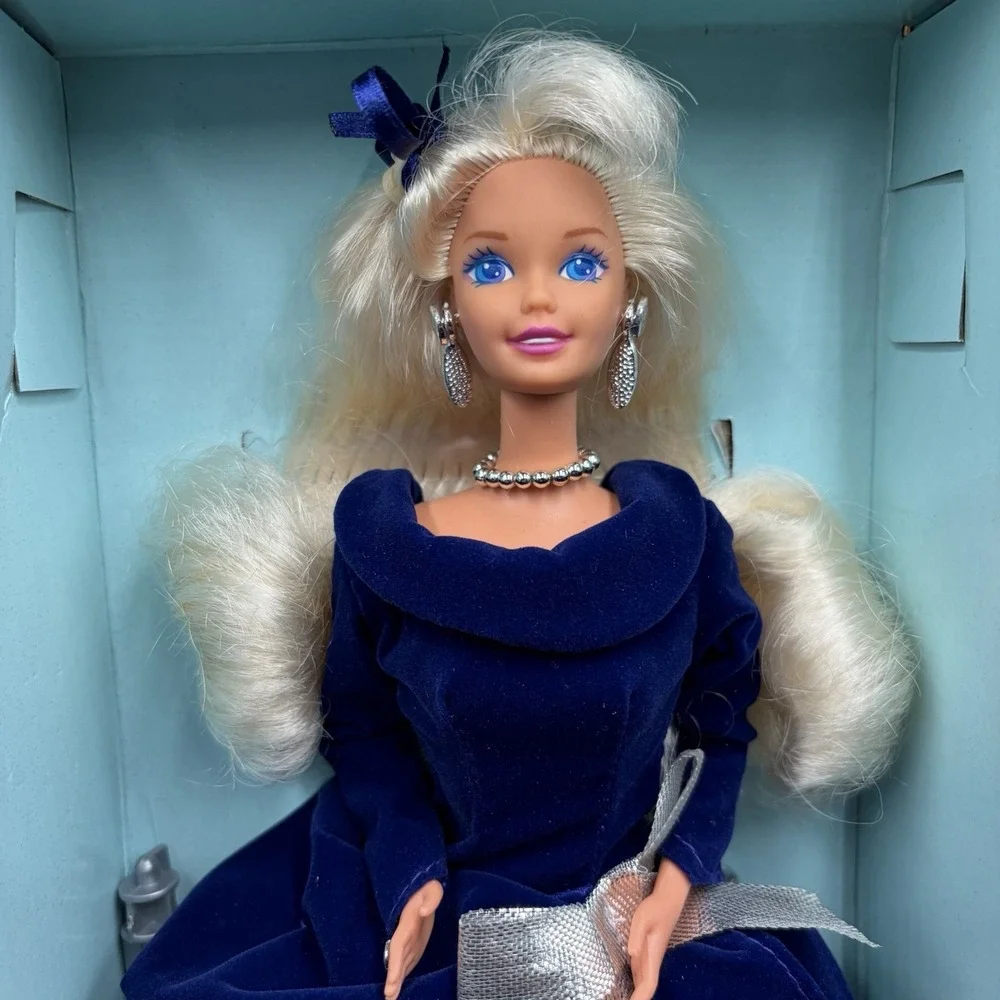 Vintage‎ Winter Velvet Barbie Mattel 1995 Special Edition Avon Exclusive #15571